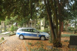Zu Halloween kontrolliert das BAfmW immer im Auftrag der Stadt Bonn, ob an und in den Gräbern auf dem Alten Friedhof in Bonn alles ruhig ist. (Foto: Bundesamt für magische Wesen)