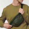 Für die Leichte Gürteltasche AOP "Lightweight Hip Bag AOP" mit dem Bundeslurch wurde 100% recyceltes Polyester verwendet, denn das BAfmW steht für einen fairen und nachhaltigen Umgang mit Ressourcen