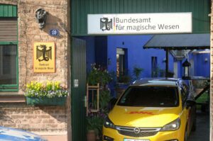 Shoppen Sie den Met Metlatte und andere fantastische Geschenke online und lassen sich bequem via DHL aus dem Bundesamt für magische Wesen beliefern. Aber ersparen Sie sich das Verkehrschaos in Bonn, der Stauhauptstadt von Nordrhein-Westfalen.